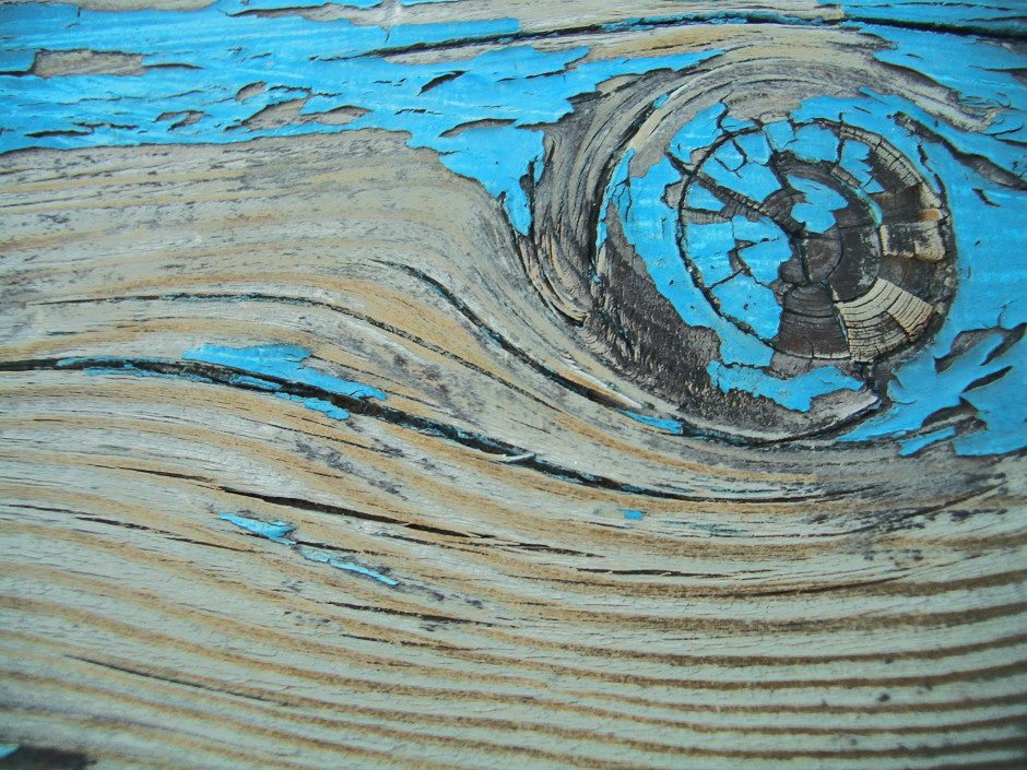 foto - Zdevastované dřevo před revitalizací přípravkem PLUS odstraňovač olejů a syntetických lazur, případně PLUS odstraňovač barev a laků