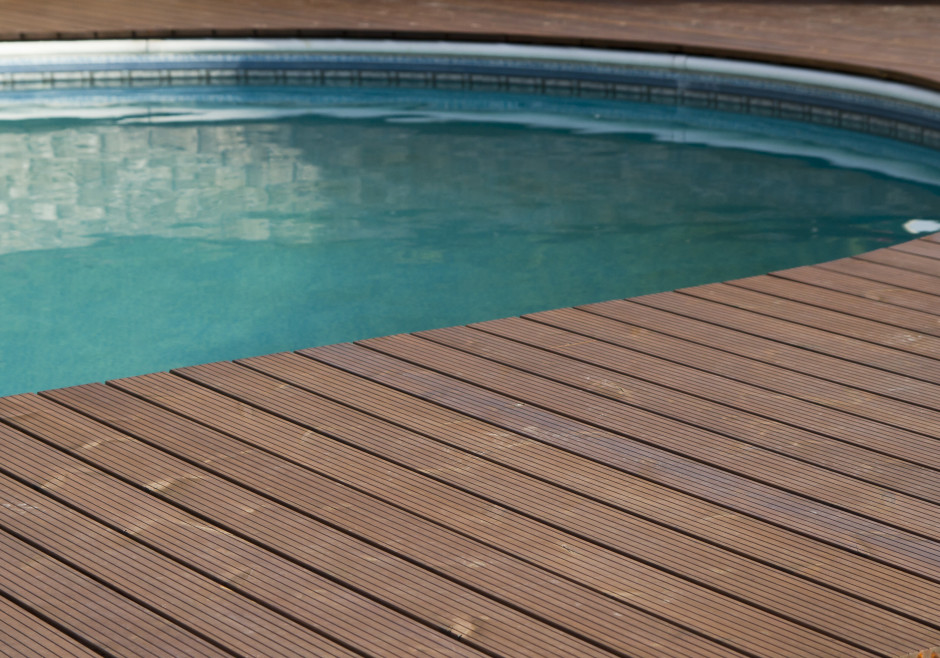 foto dřevěný pochůzný rošt okolo bazénu - PLUS terasový olej T-60