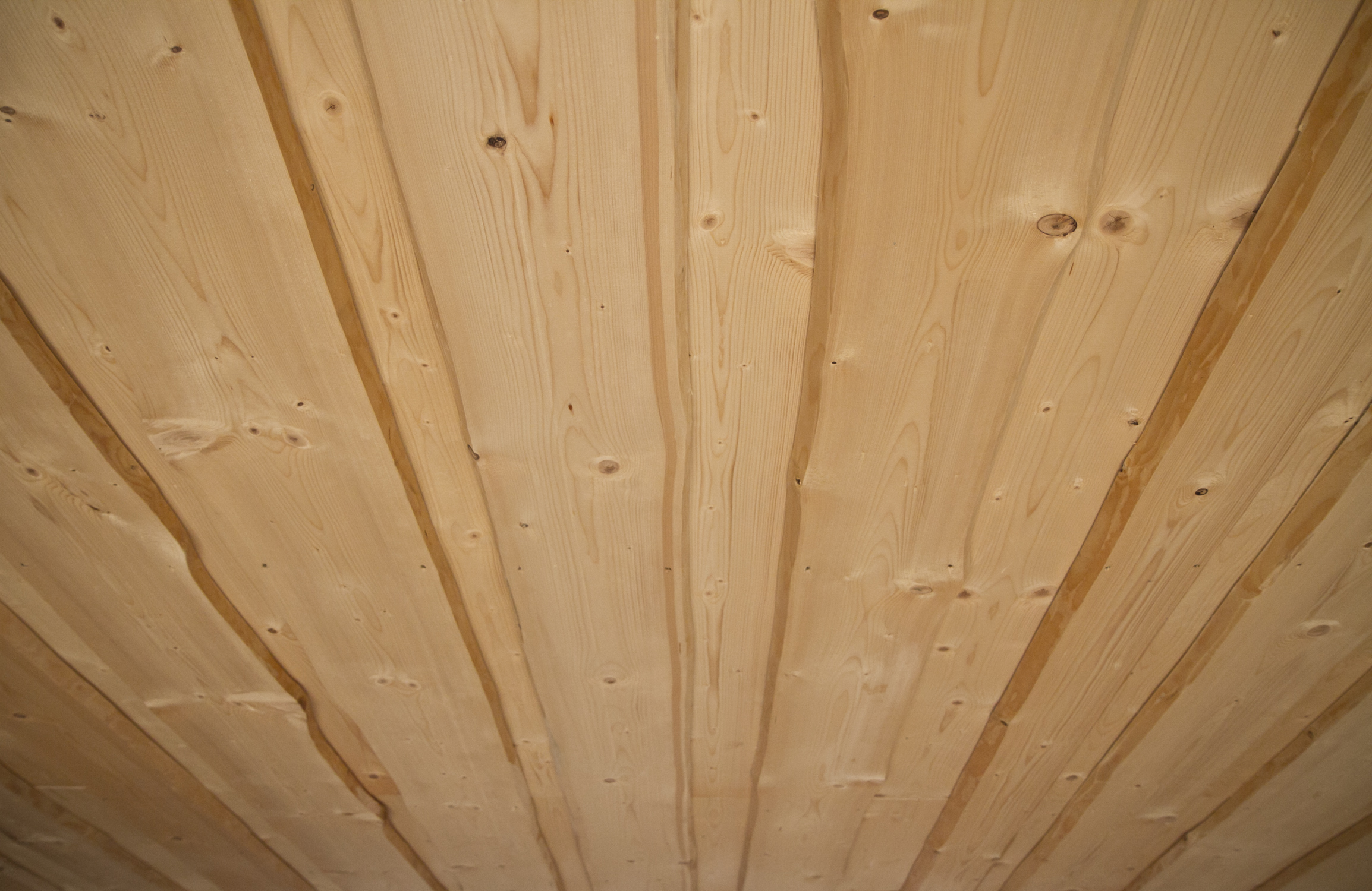 Tekutý vosk zdůrazňuje přirozenou stavbu dřeva, vytváří prodyšný, snadno čistitelný povrch, hebký na dotek, bez aromatického zápachu