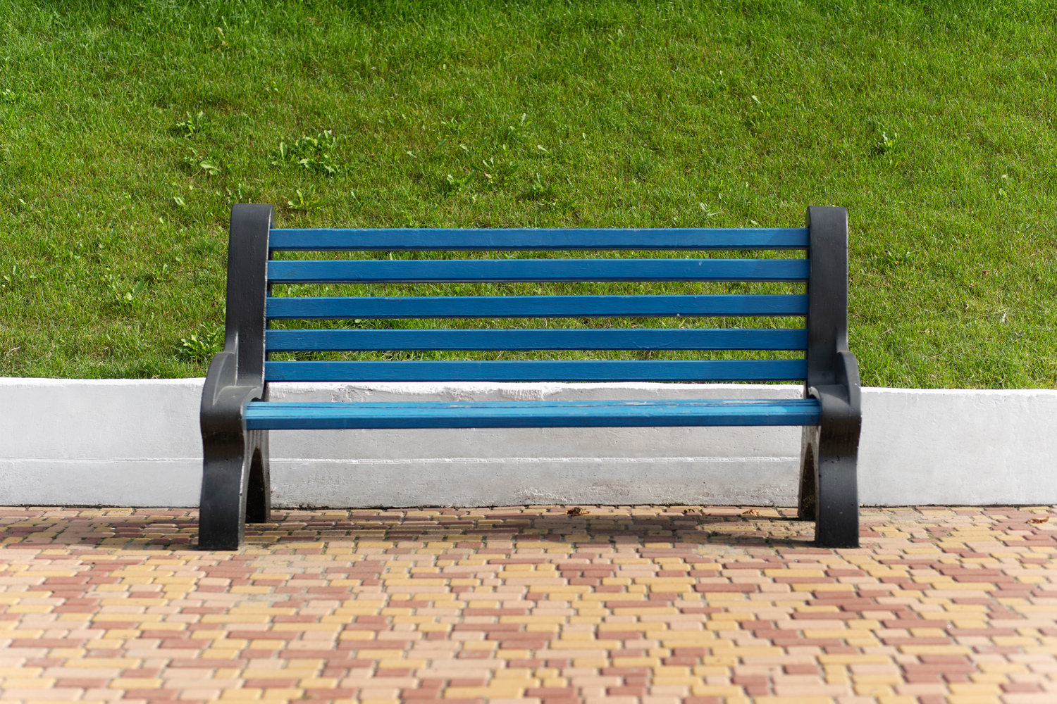 Modrá lavička na antracitově šedé základně